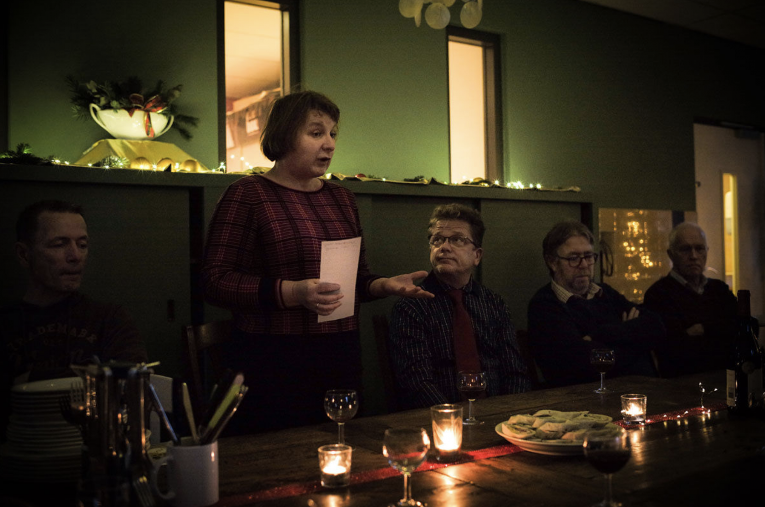 Louba leest een gedicht voor tijdens de Kerstviering in Herberg Haverleij