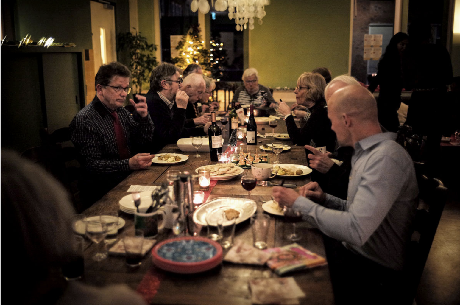 Een rijk gevulde tafel tijdens de Kerstviering in Herberg Haverleij